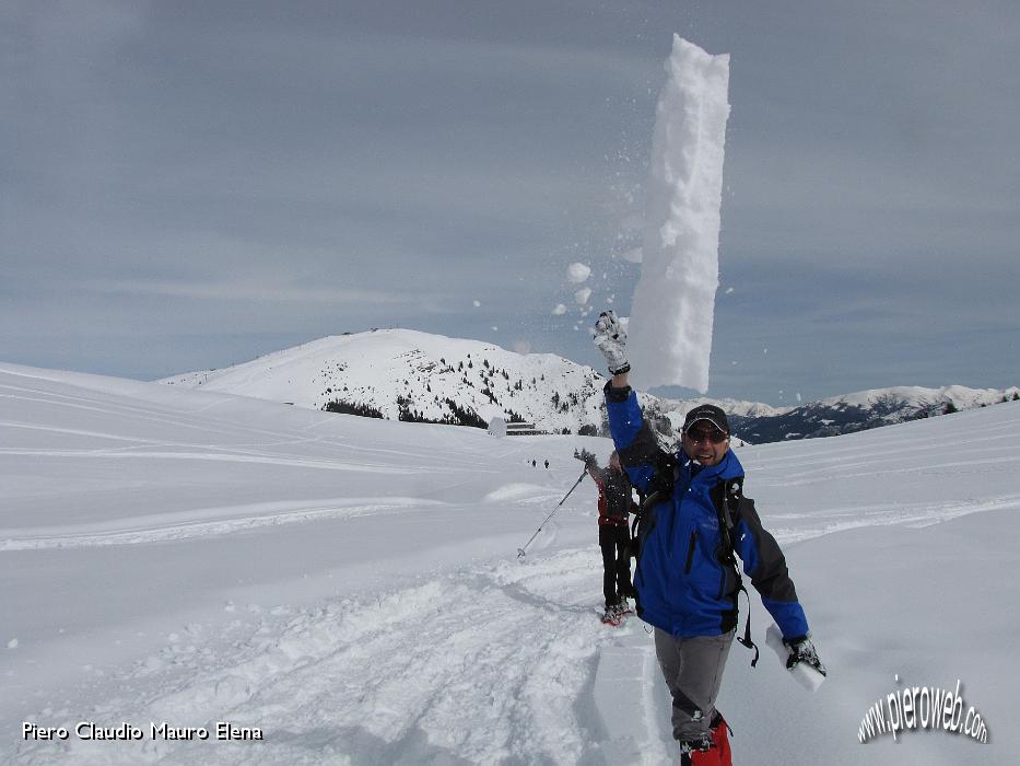 37 e lanciare blocchi di neve.jpg